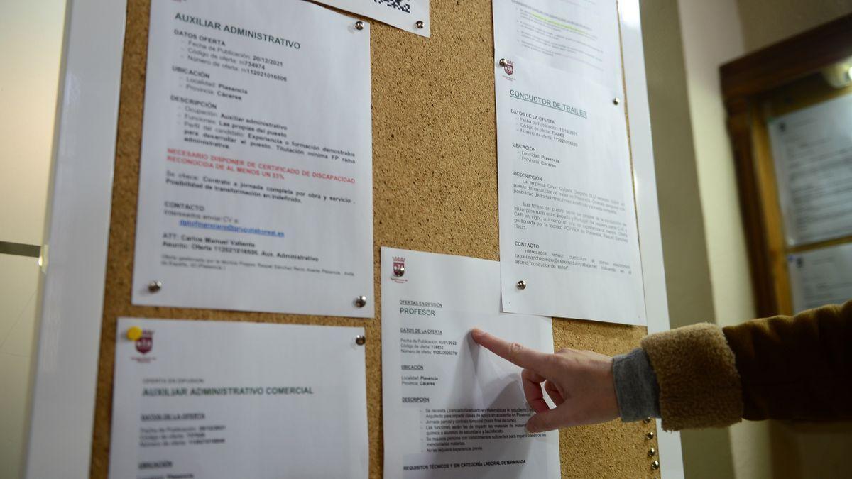 Una mujer mira las ofertas de empleo en un tablón del Ayuntamiento. TONI GUDIEL