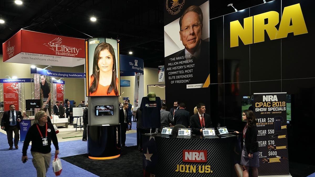 Espacio de la Asociación Nacional del Rifle en un foro de Maryland.