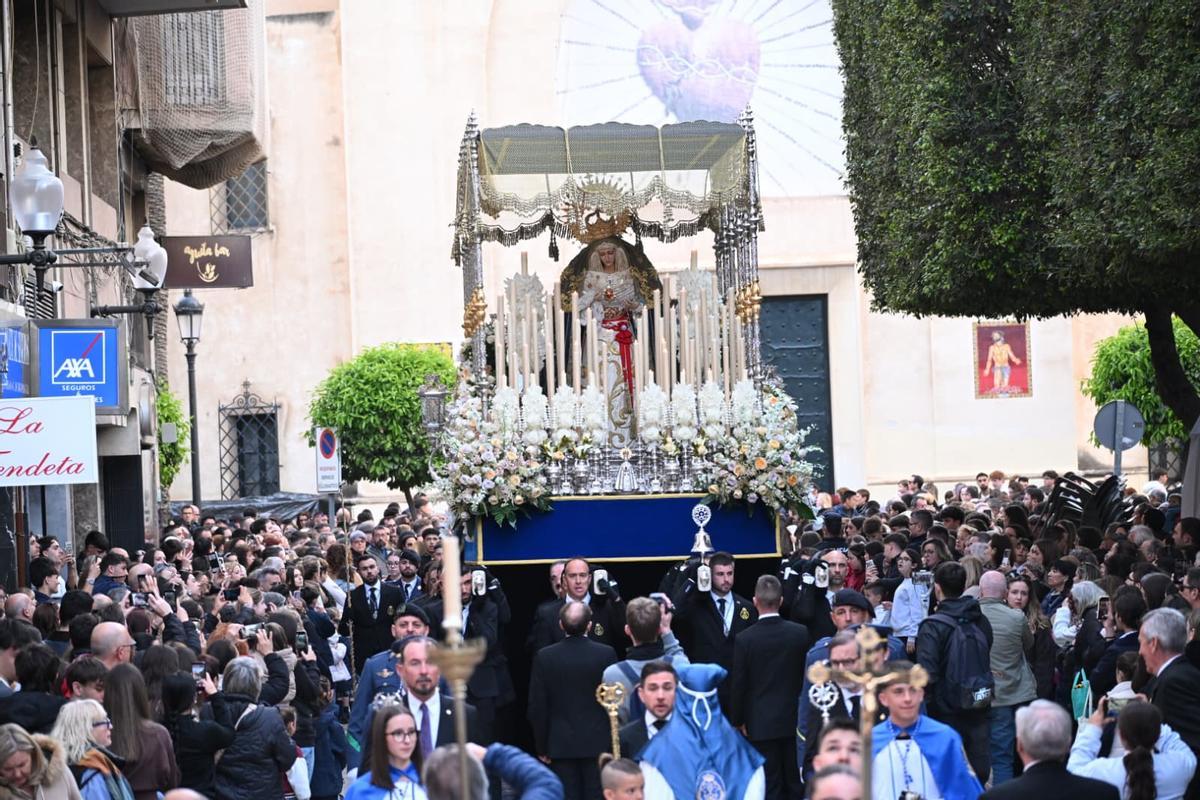 La Estrella arropada por cientos de fieles a la salida del Corazón de Jesús en Elche