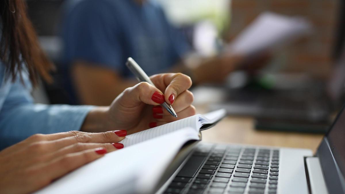 Una opositora estudia y prepara el examen.