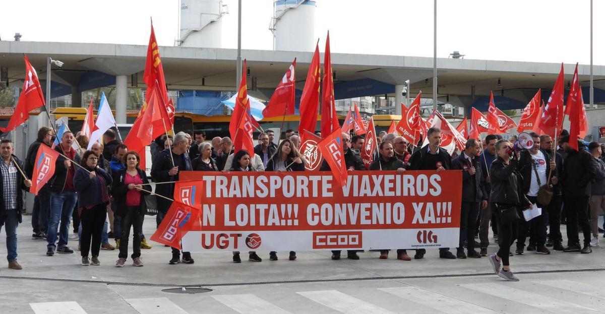 Manifestación de los trabajadores del transporte, ayer, en la estación de buses de Ourense. |   // F. CASANOVA