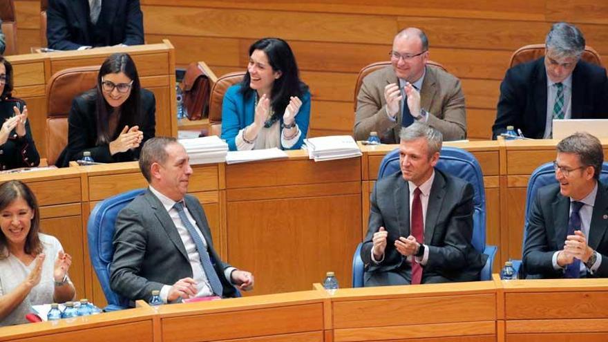 Aplausos del PP para el conselleiro de Hacienda, Valeriano Martínez, tras la aprobación del proyecto de ley de Presupuestos Generales de Galicia para 2018.