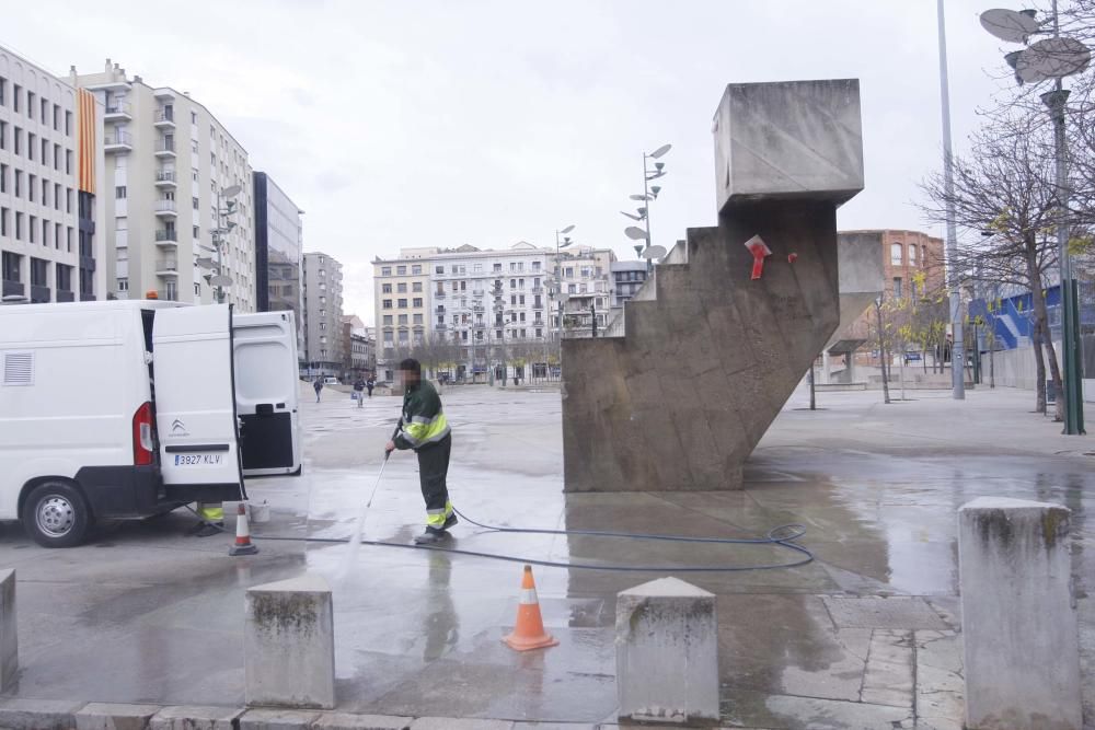 Destrossen les plaques de la plaça de U d'octubre