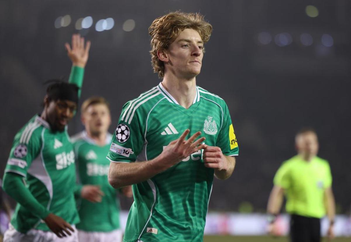 Anthony Gordon celebra su cuarto gol ante el Qarabag en la Champions League