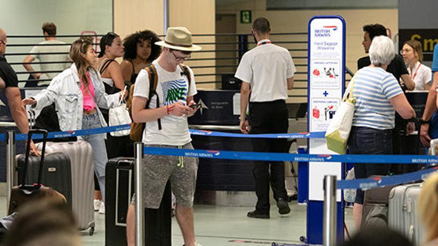 Turistas en el aeropuerto de Ibiza.