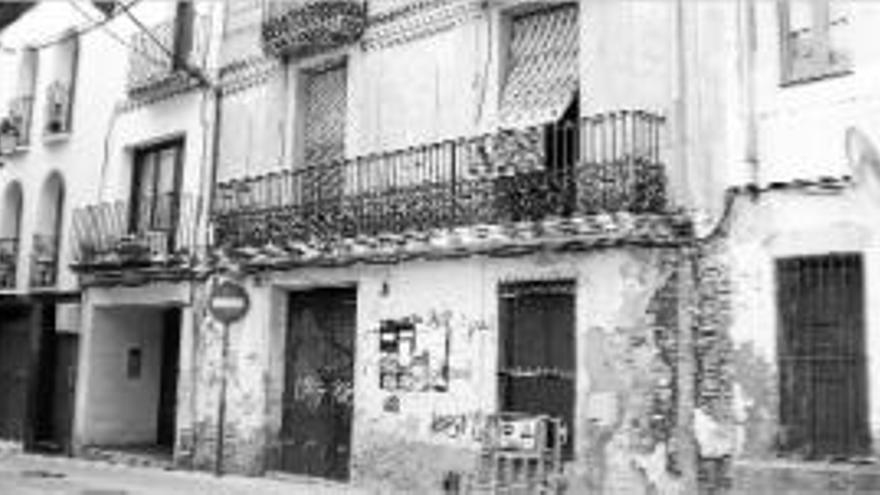 Edifici de Cal Rapissa vist des de la plaça del Reverend Massana