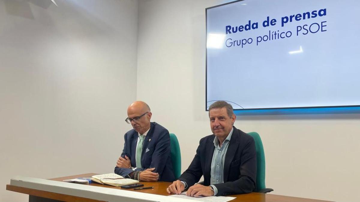 El edil Jorge Monsalve y el portavoz del grupo municipal PSOE, Carlos Fernánez Llaneza, en la sala de prensa