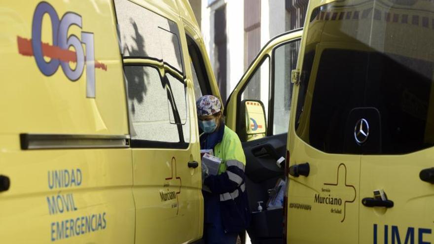 Una sanitaria trabaja dentro de una de las ambulancias del 061 de la Región de Murcia. | ISRAEL SÁNCHEZ