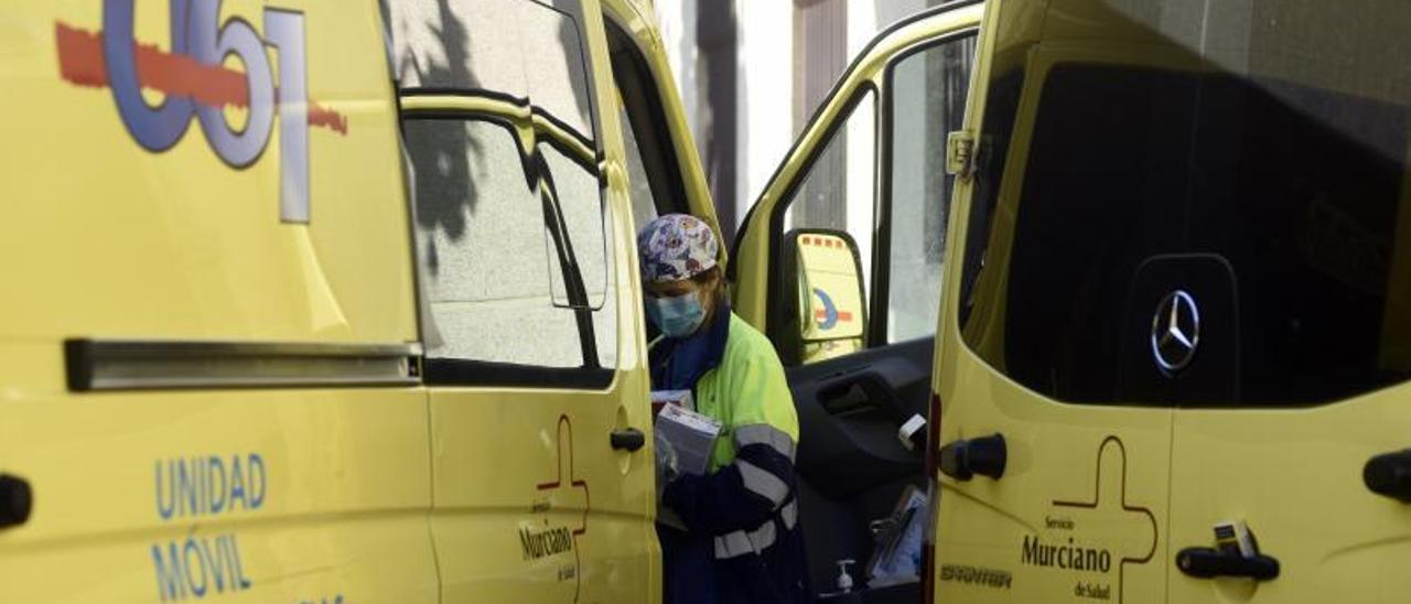 Una sanitaria trabaja dentro de una de las ambulancias del 061 de la Región de Murcia. | ISRAEL SÁNCHEZ