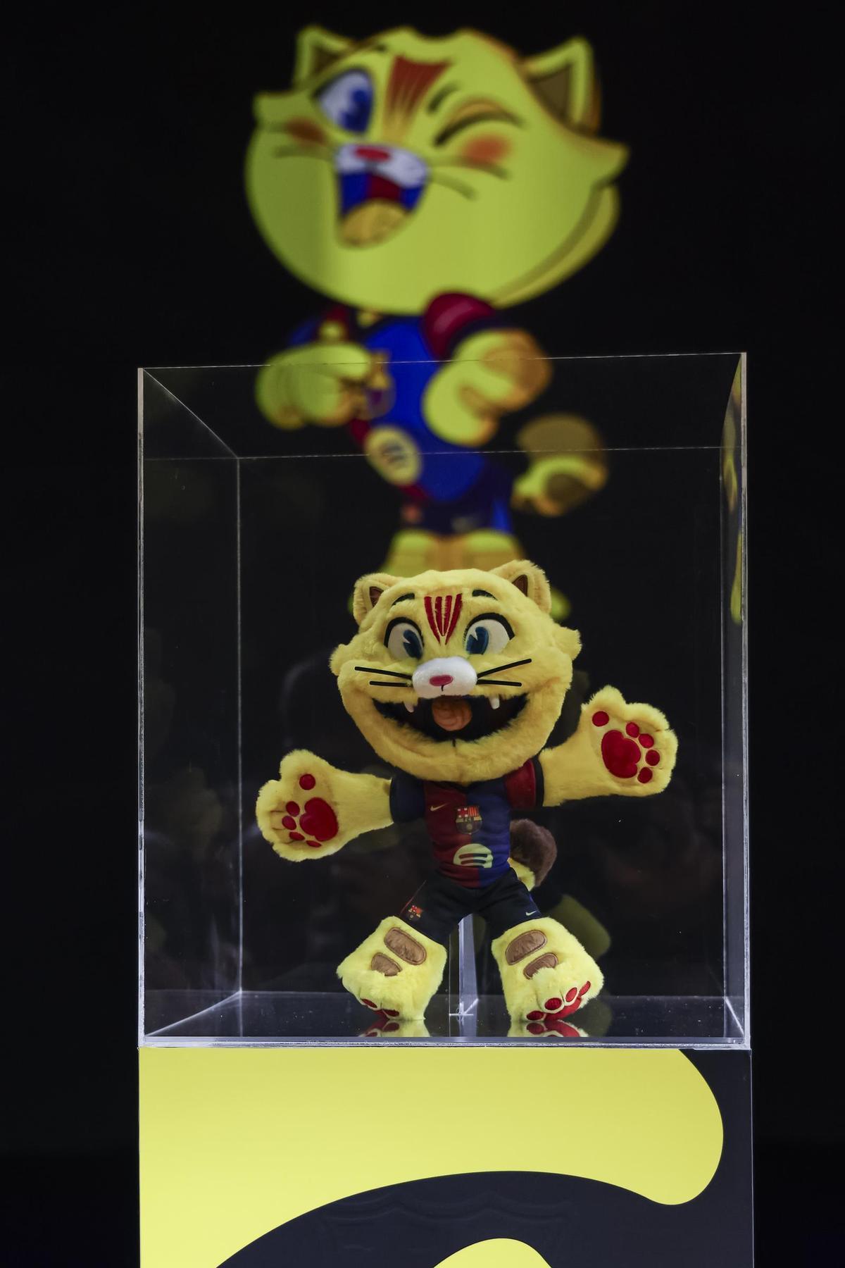 El peluche de la mascota CAT.