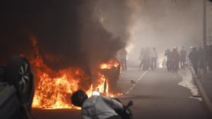 Un incendio arde en plena calle durante los enfrentamientos entre manifestantes y la policía antidisturbios francesa tras una marcha en memoria de Nahel, de 17 años, asesinado por la policía francesa en Nanterre, cerca de París, Francia, el 29 de junio de 2023. EFE/EPA/YOAN VALAT