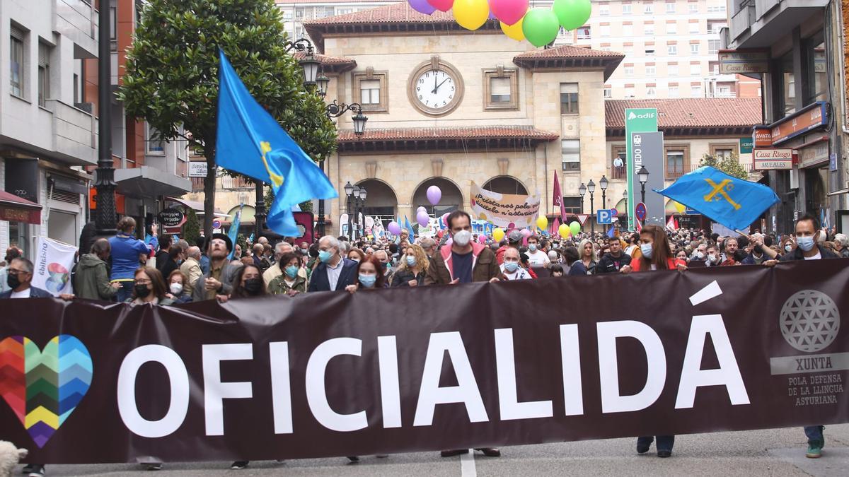 Los partidarios de la cooficialidad del asturiano se manifiestan en Oviedo