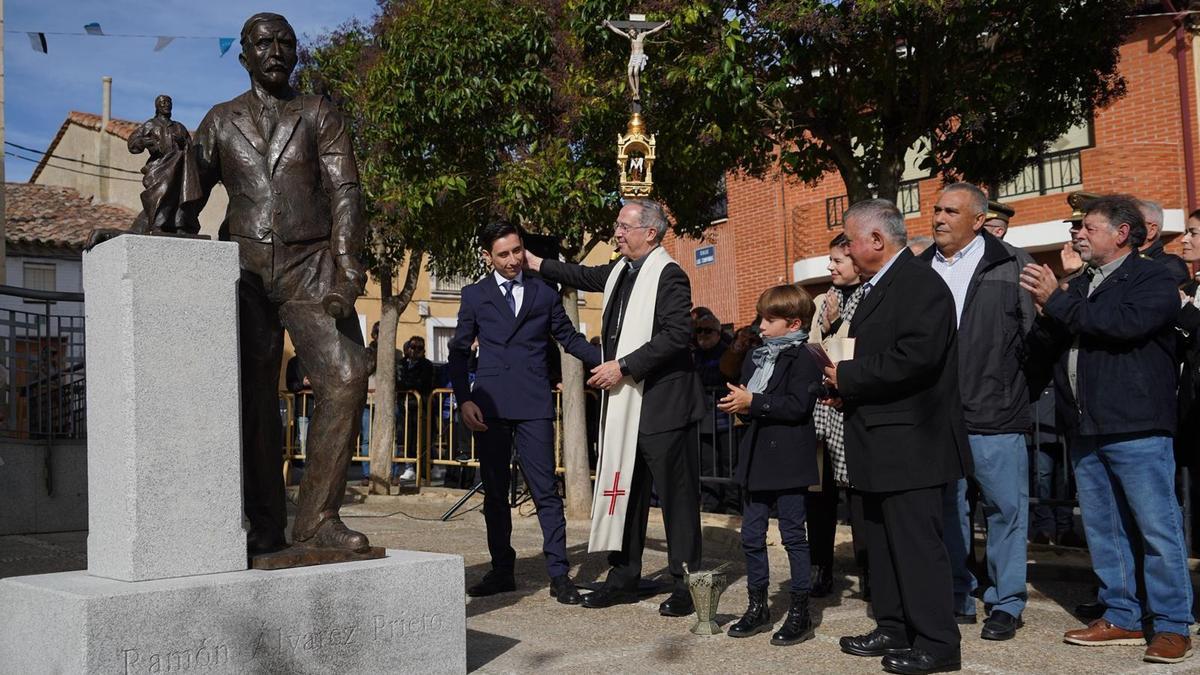 Descubrimiento de la escultura a Ramon Álvarez con motivo del bicentenario de su nacimiento