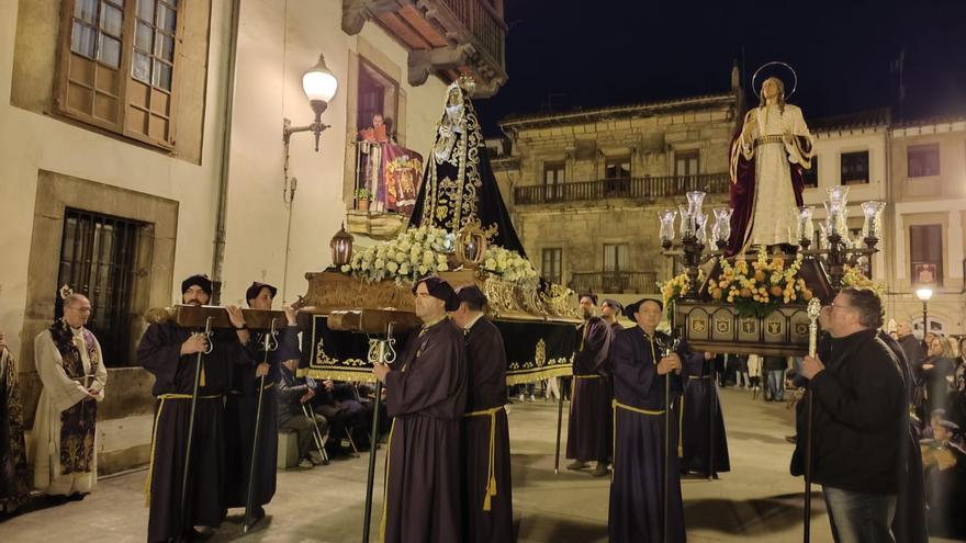 Villaviciosa revive &quot;el mayor acto de amor&quot; en el Encuentro: así fue la procesión del Miércoles Santo