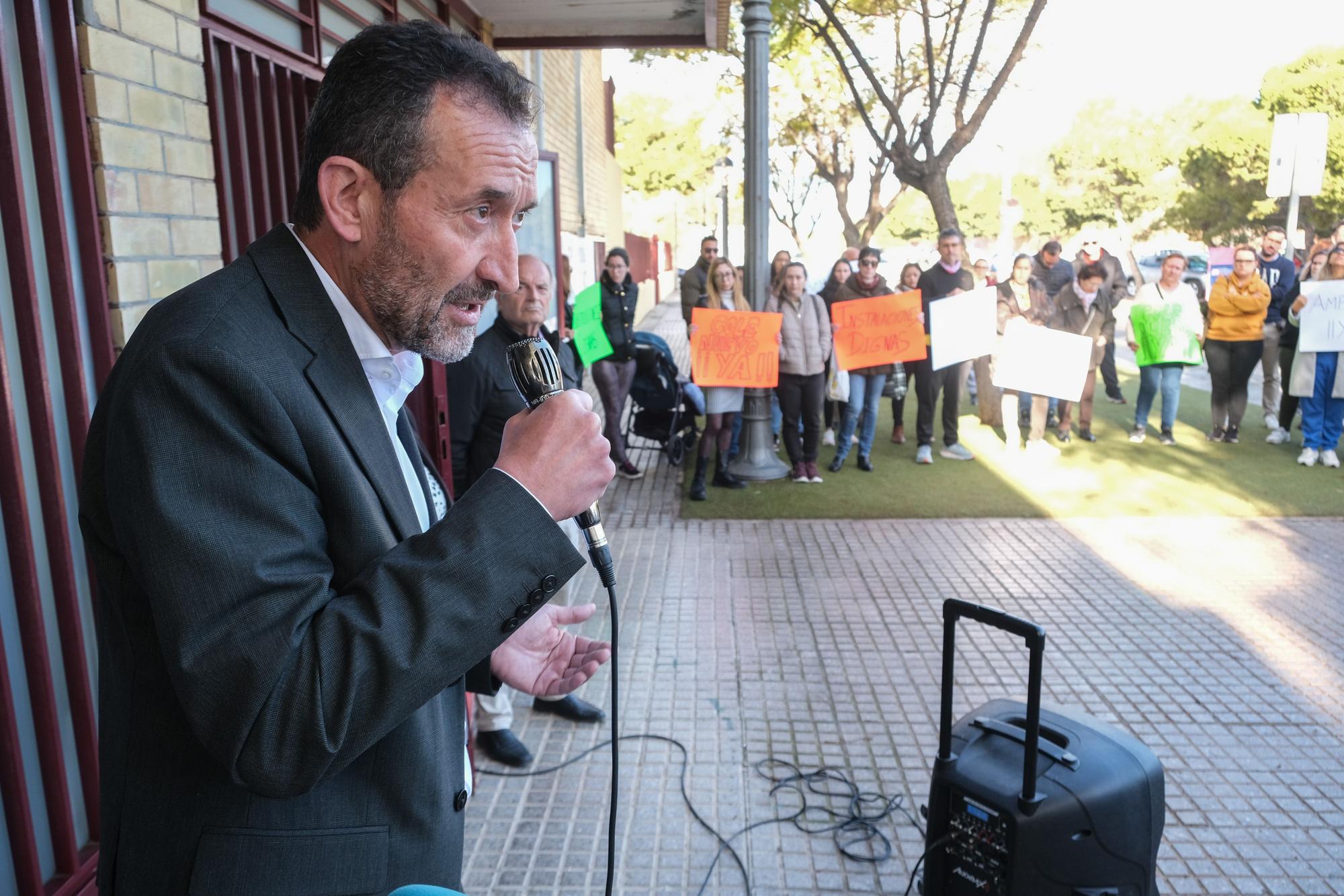 El alcalde de Elche acude a la protesta del colegio de El Altet para llamar a la calma