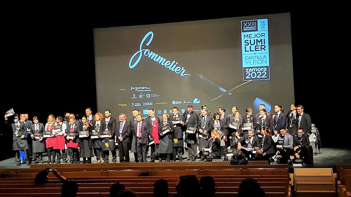 Un momento del certamen con la recogida de premios sobre el escenario.