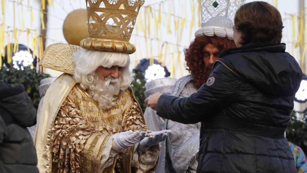 El rey Melchor, con un sospechoso parecido al concejal Jaume Collboni.