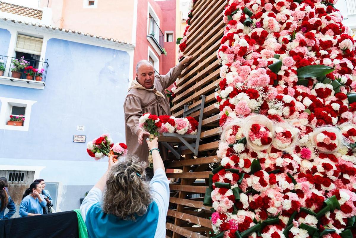 Más de 4000 personas participan en la Ofrenda Floral a la patrona con la que La Vila celebra el milagro de las Lágrimas de Santa Marta el 8 de mayo de 1653