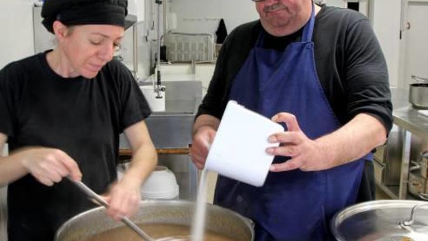 Dos treballadors de La Fageda, en ple procés d&#039;elaboració de la melmelada.