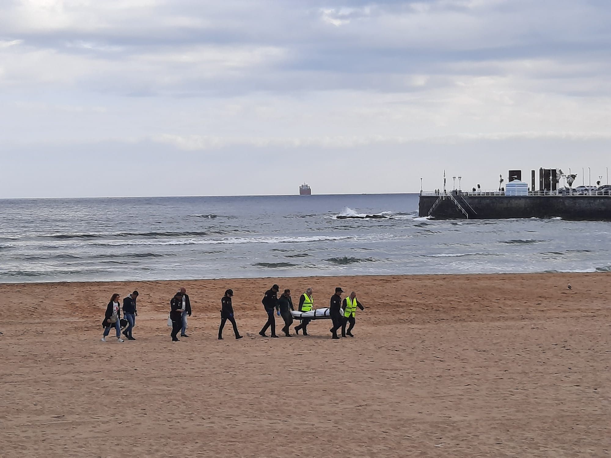 Hallan un cadáver en la playa de San Lorenzo