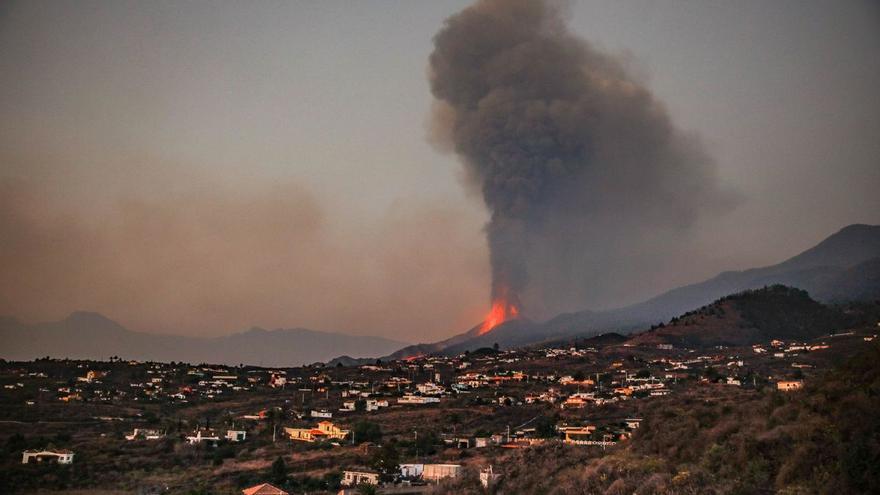 Un tercio del volcán Tajogaite se desplomó súbitamente el día 5 de erupción