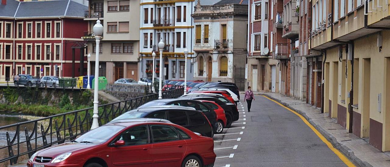 Calle El Pilarín de Luarca, que pasará a regularse con zona verde para aparcar. | A. M. Serrano