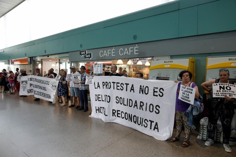 La llegada del Tren negro a Gijón da comienzo a la Semana Negra