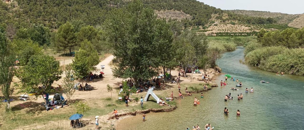 Bañistas en Sumacàrcer, en una imagen de este verano. | FERMÍN GARCÍA
