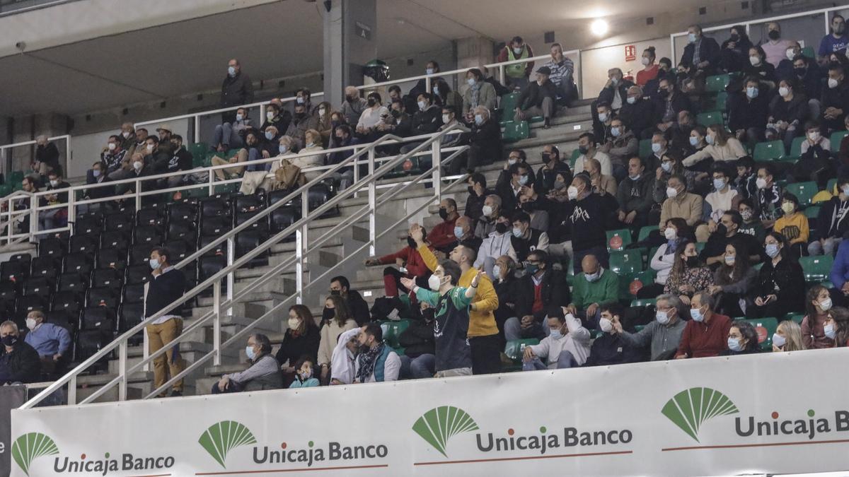 Aficionados en el Multiusos durante el partido entre el Cáceres y el Estudiantes.