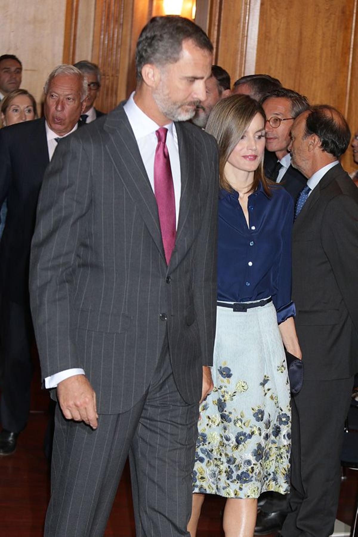 Letizia Ortiz con conjunto de Carolina Herrera junto a Felipe VI en el homenaje a Cela