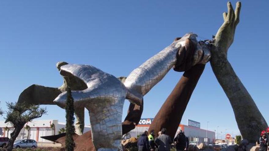 La escultura que el artista Juan Ripollés creó para la entrada a Castelló desde Almassora se desplomó.