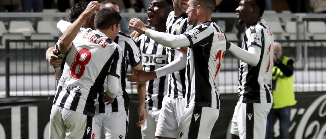 Imagen del conjunto albinegro celebrando el primero de los goles, obra de Salva Ruiz..