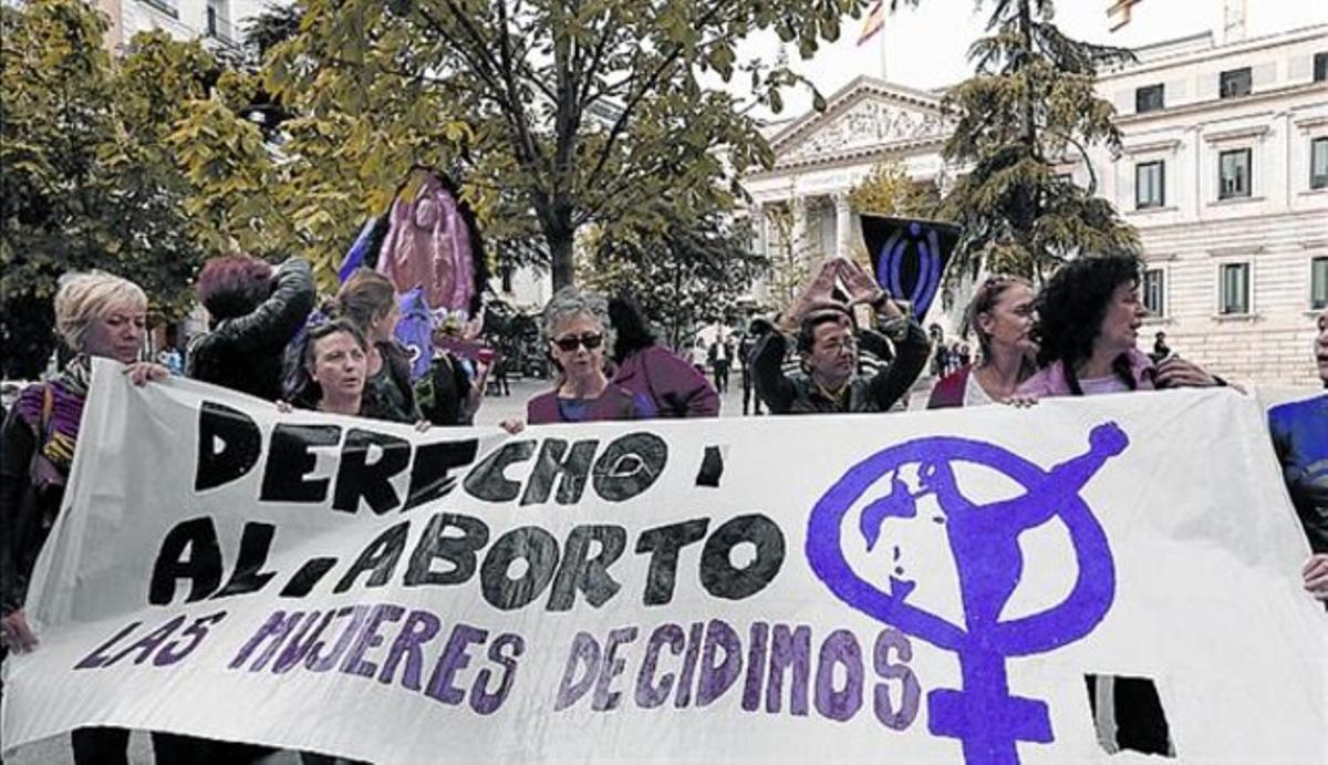 Protesta a lesportes del Congrés per la reformade la llei.