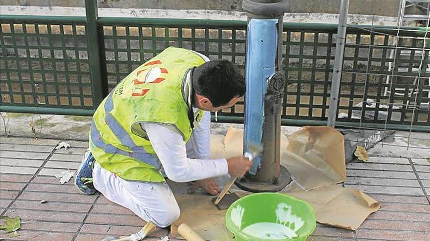 Servicios Públicos prueba pinturas antipipi de perros