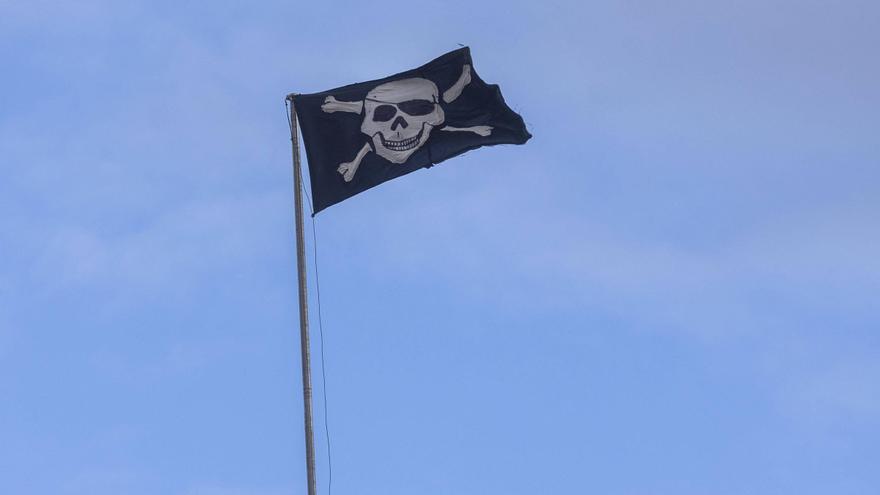 La Policía Local de València retira una bandera pirata de las torres de Quart