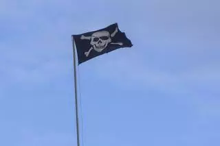 La Policía Local de València retira una bandera pirata de las torres de Quart