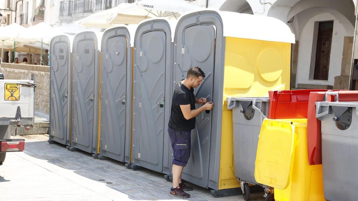 Urinarios portátiles en la Plaza Mayor.