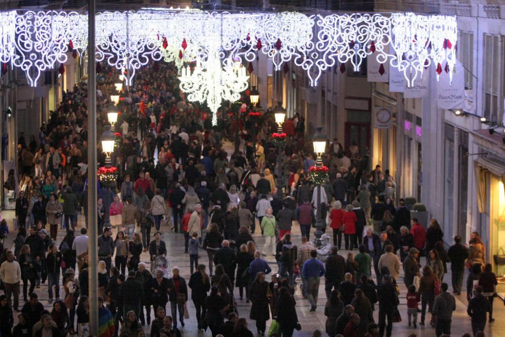 Las luces de Navidad de la calle Larios son actualmente un atractivo turístico de la ciudad por el espectáculo de luz y sonido que las acompañan desde hace ya algunos años, pero no siempre fue así...