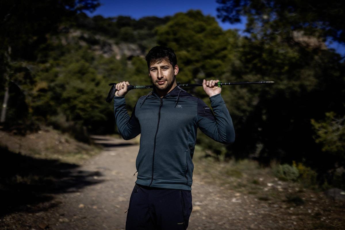 Àlex Sala con un bastón sube La Mola, la famosa montaña del Vallès Occidental