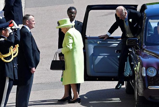 La Reina de Inglaterra entrando a la boda del Príncipe Harry y Meghan Markle