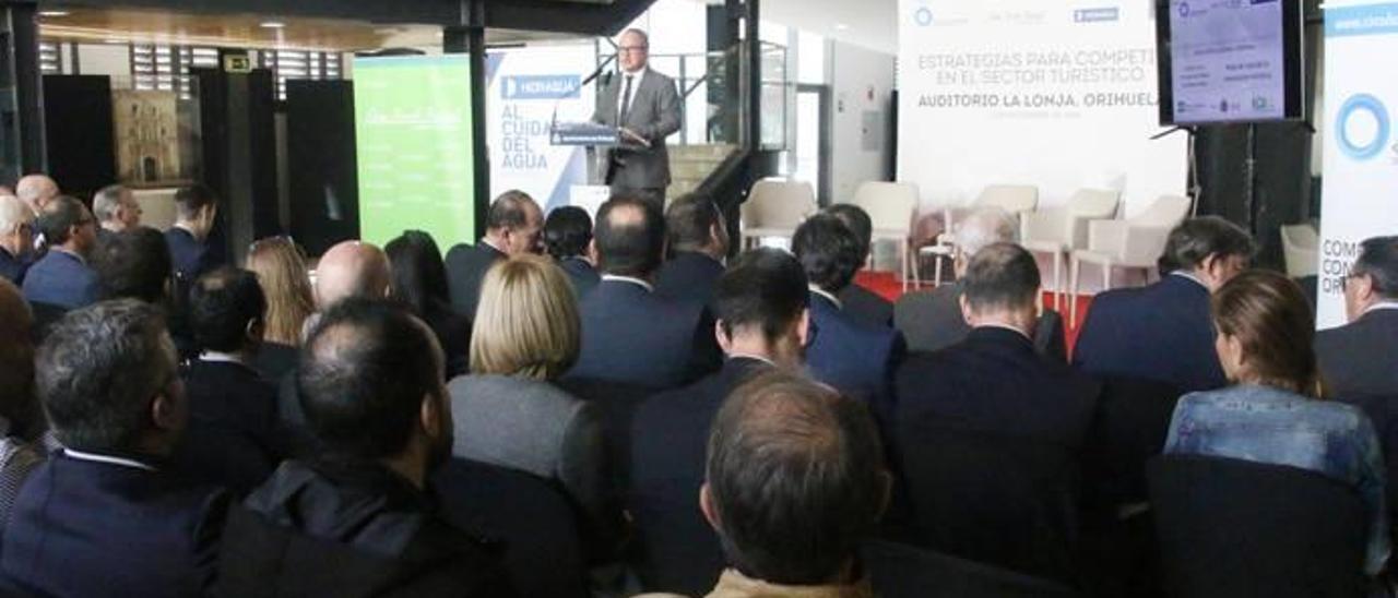 El presidente del Círculo de Economía de la Provincia, Javier Fur, durante la presentación de la jornada celebrada ayer.