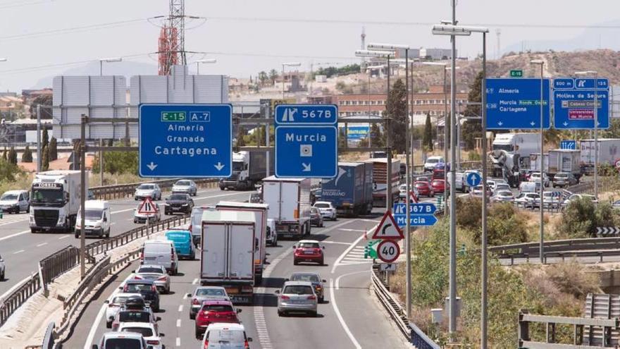 Camiones circulando por la autovía de Alicante.