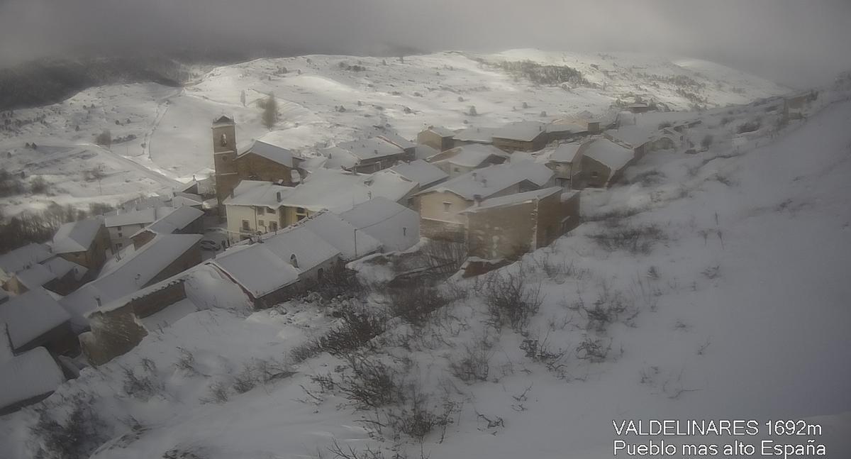 Valdelinares cubierto de nieve desde por la mañana