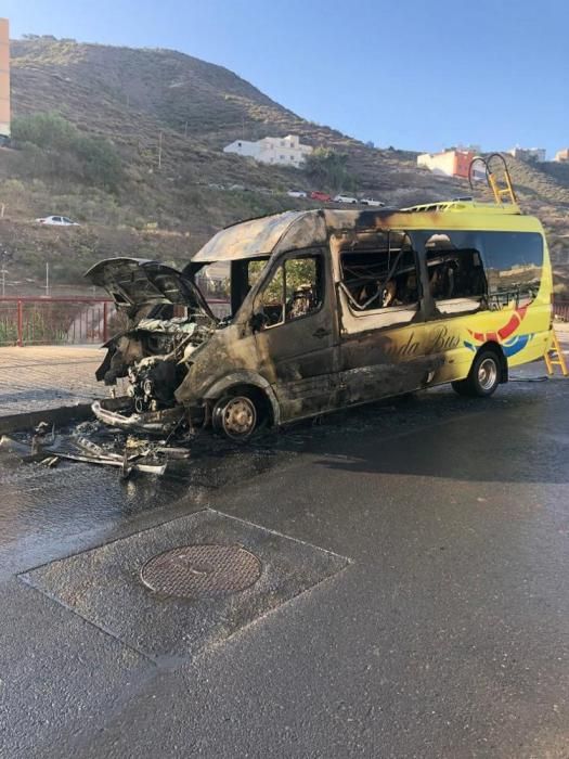 Aparatoso incendio de una guagua en Pedro Hidalgo.