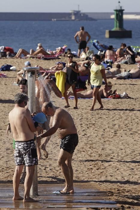 Bañistas en la playa de Poniente