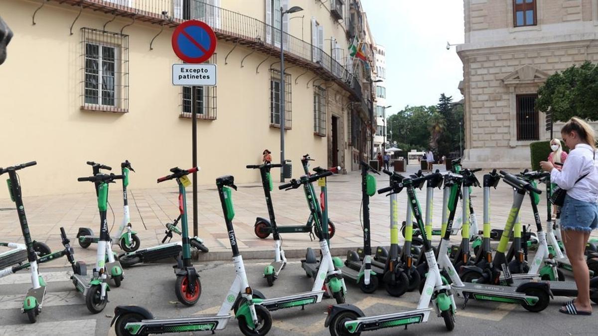 Patinetes estacionados frente al Museo de Málaga