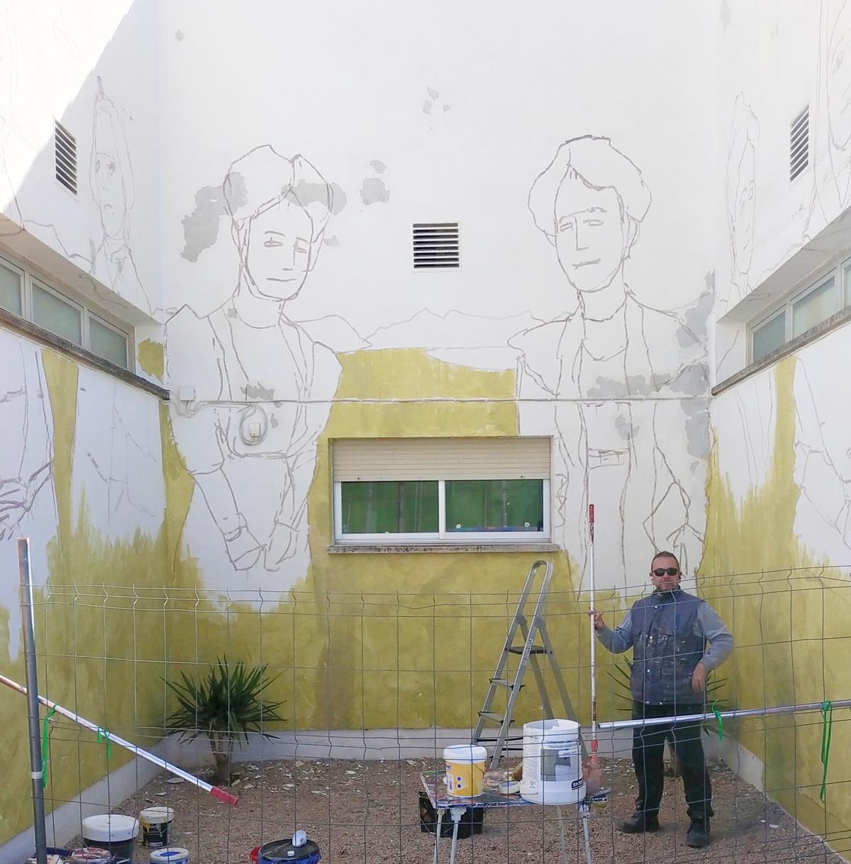 El artista Toni Espinar al inicio del diseño del mural.