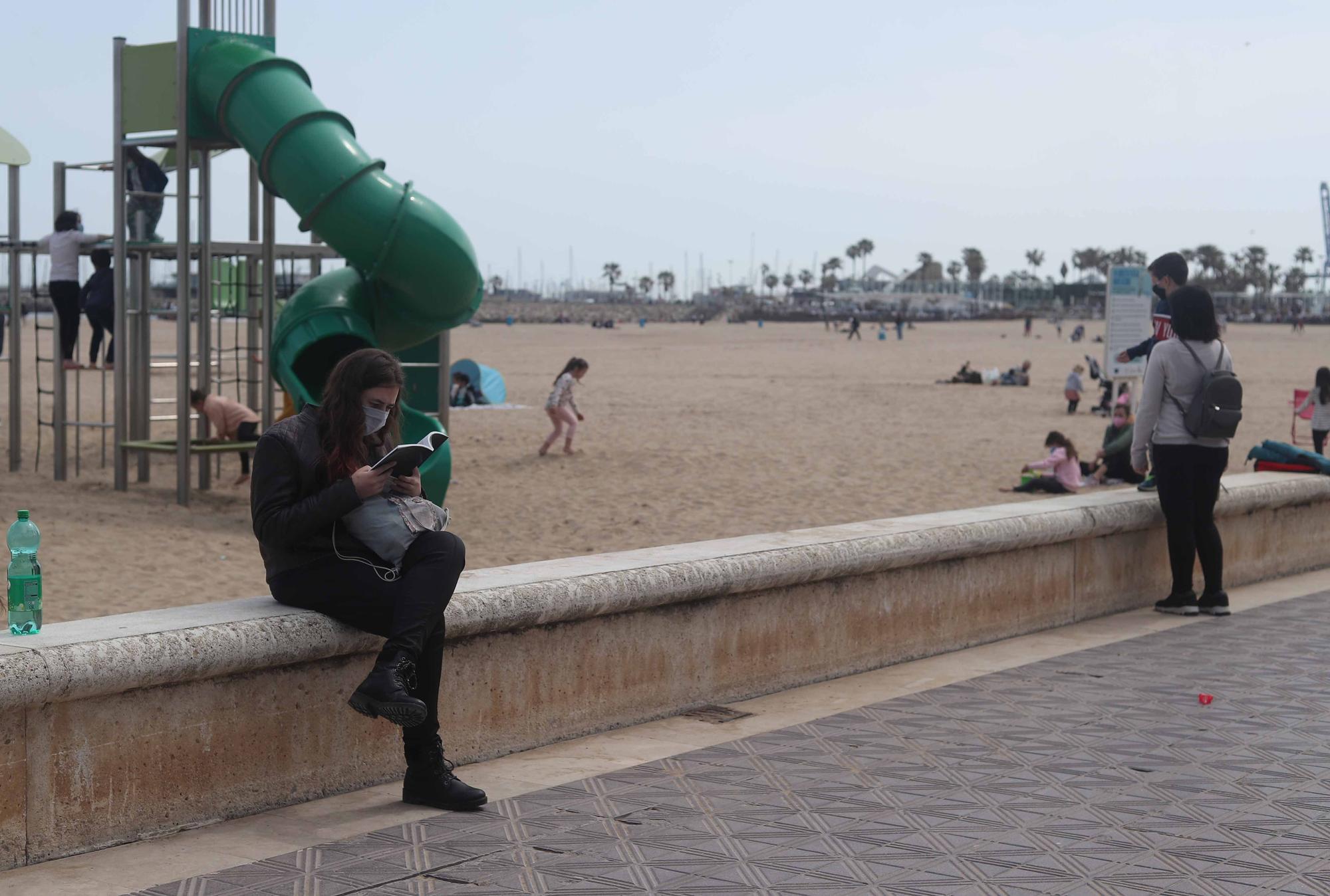 Playas, paseos y terrazas, llenos por el buen tiempo