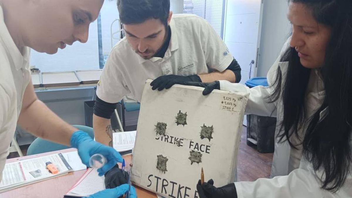 Los ingenieros de Nanocarbonids analizando una de sus protecciones balísticas certificadas OTAN. | L. O