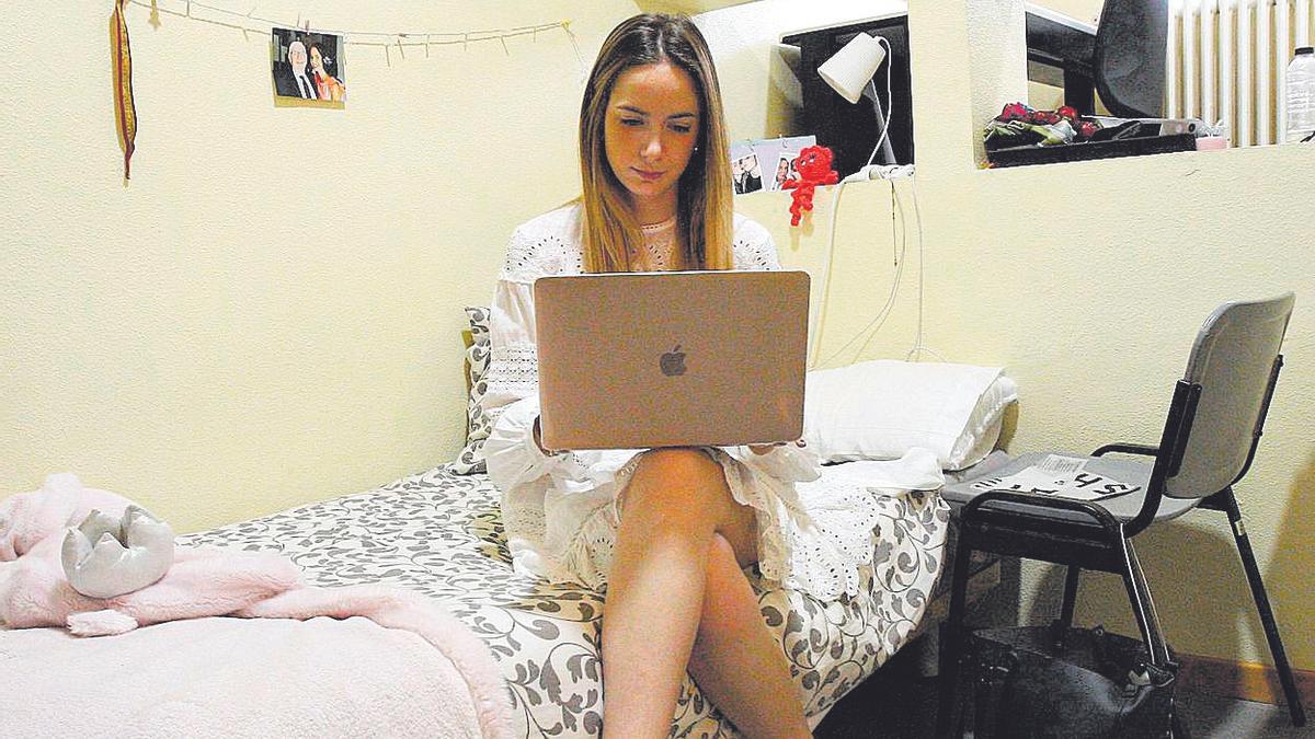 Paloma Nonay, trabaja con su ordenador en su habitación de la residencia.